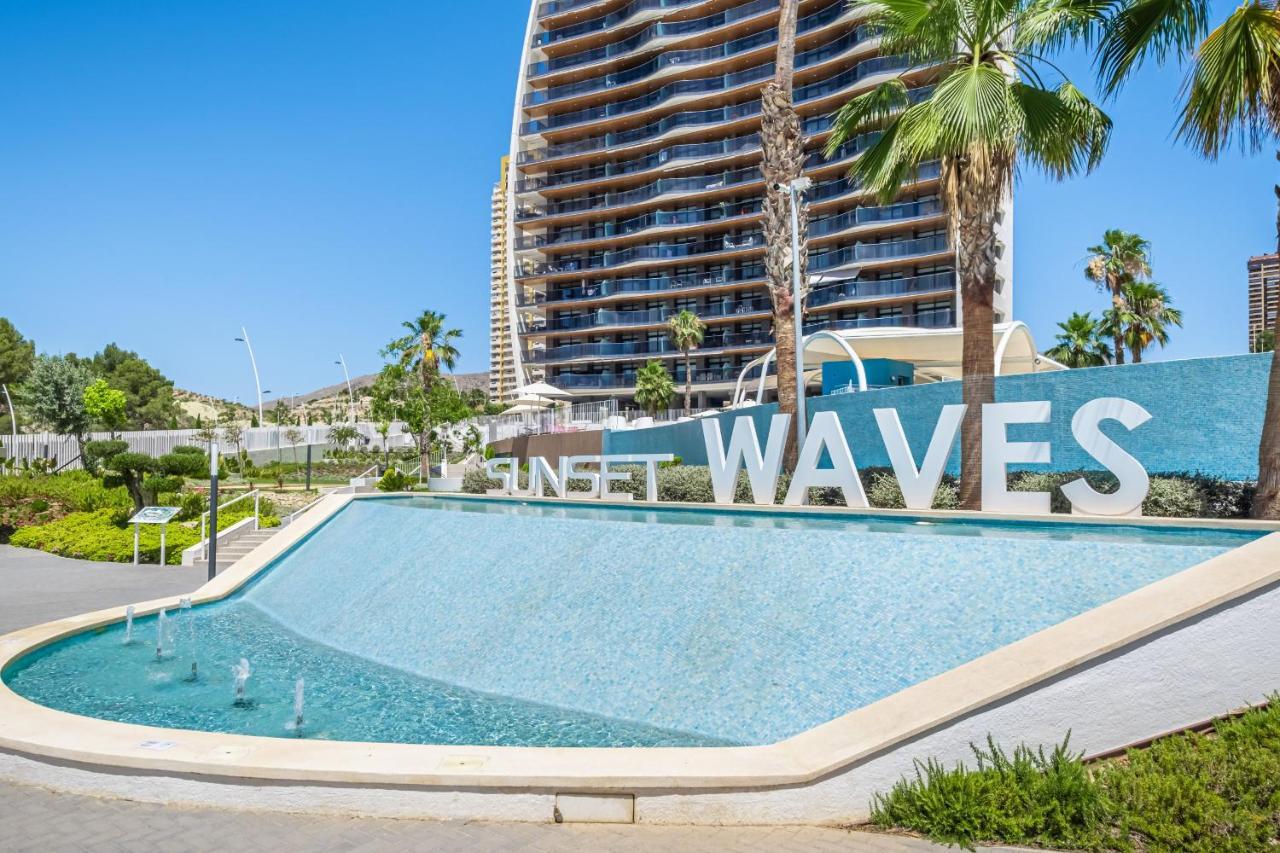 Sunset Waves Deluxe Apartments Poniente Beach Resort ベニドルム エクステリア 写真